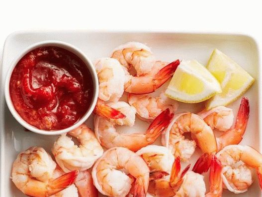 Foto coquetel de camarão com ketchup e molho de rábano