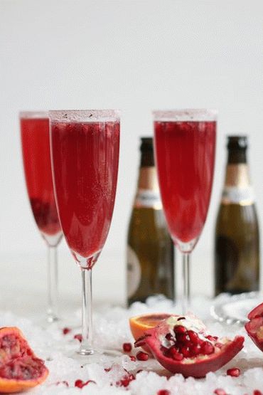 Foto coquetel com champanhe e romã