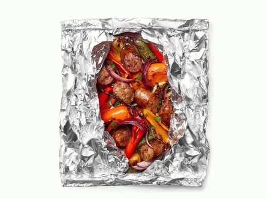 Foto de salsichas e pimenta com cerveja, frita em papel alumínio