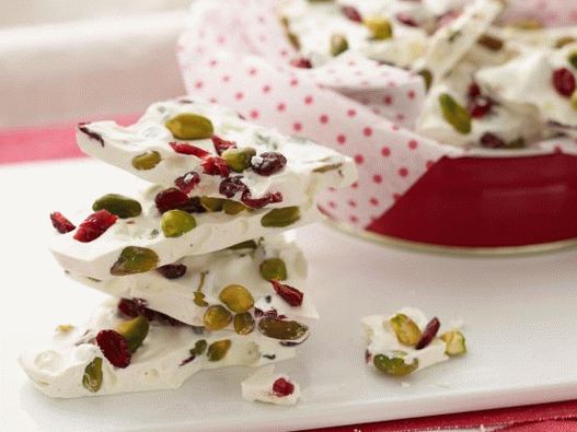 Foto doces feitos de chocolate branco com cranberries e pistache