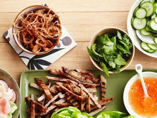 Photo Envelopes from salad leaves with pork grelhado