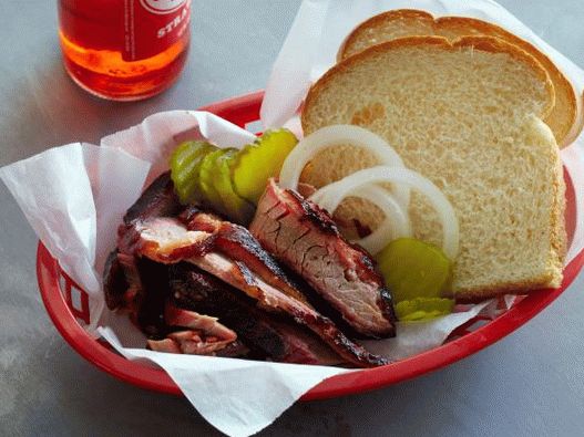 Foto peito de carne defumada