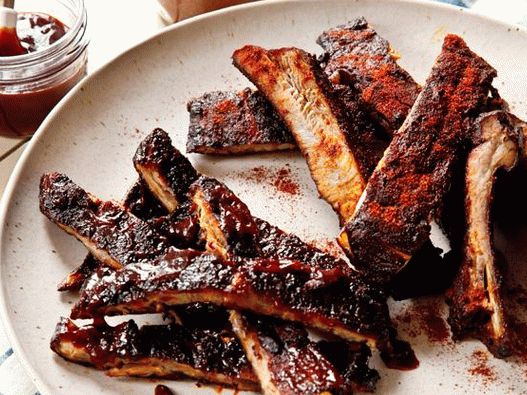 Photo costelas de porco defumado com molho barbecue