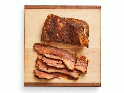 Foto peito de carne defumada grelhada
