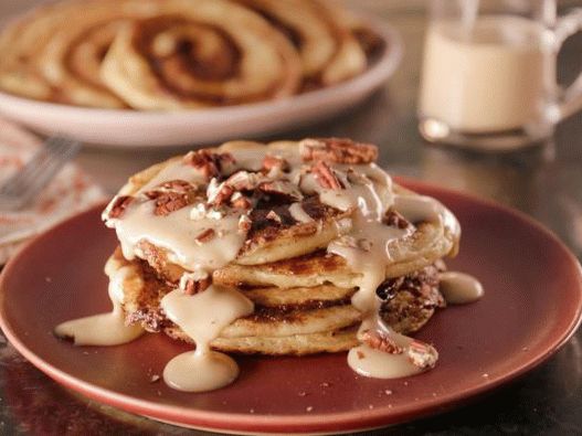 Foto de panquecas de canela Cinnabon com xarope de bordo e glacê de cream cheese