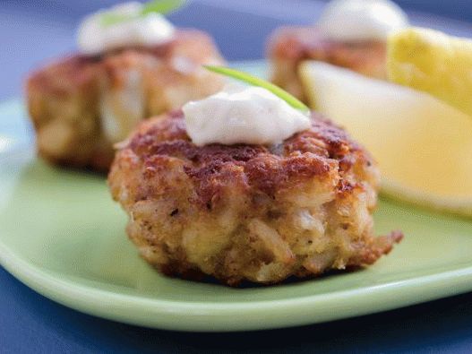 Foto costeletas de palitos de caranguejo com remoulade