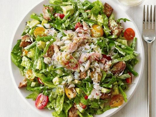 Foto salada de caranguejo com abacate e bolachas