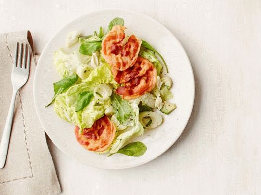 Foto salada de caranguejo com abacate e pancetta frita