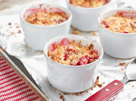 Foto Crumble com ruibarbo e morangos
