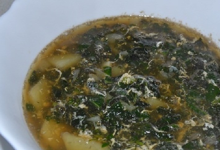 Sopa de urtiga com ovo