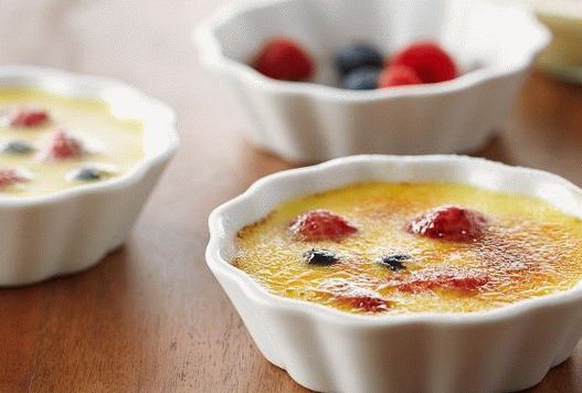 Foto de creme brulee com frutas