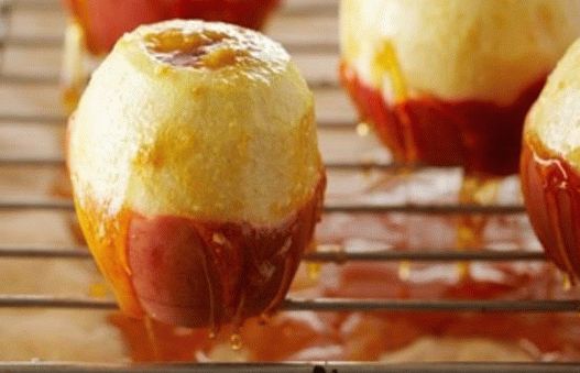 Foto de creme brulee em maçãs assadas com caramelo de limão