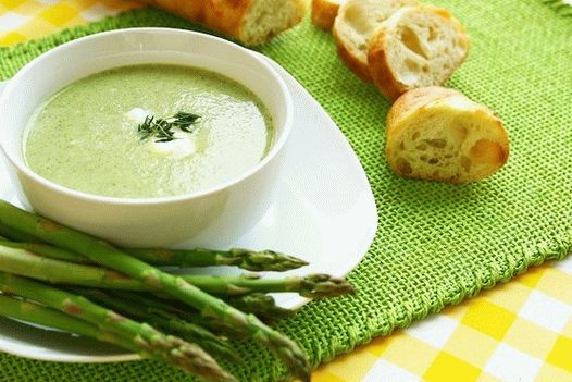 Sopa de espargos com creme fotográfico