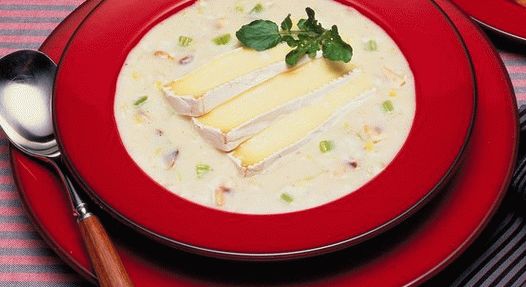 Sopa de creme de foto com cogumelos e queijo brie