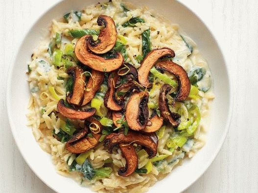 Macarrão foto Orzo com cobertura de alho-poró e champignon