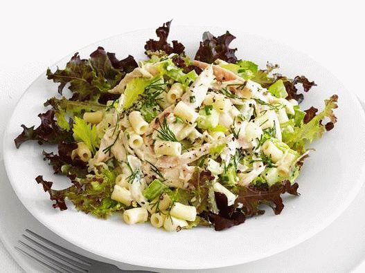 Salada de creme de fotos com macarrão e frango para churrasco