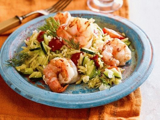 Salada grega com camarão grelhado e molho vinagrete
