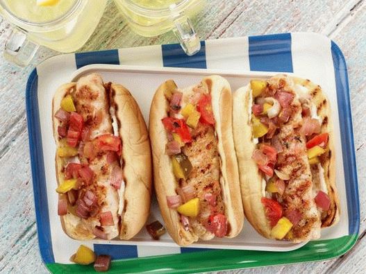 Cachorro-quente com rissóis de camarão grelhado com molho de legumes fritos