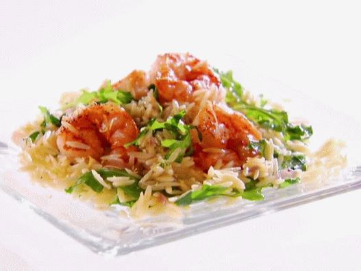 Foto de camarão em molho de limão com pasta de orso e rúcula