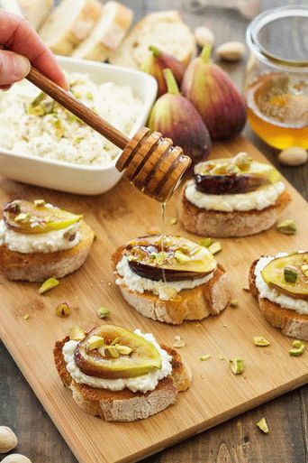Foto de Crostini com figos, ricota de mel e avelãs