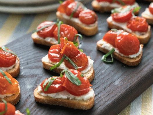 Foto de Crostini com tomate assado, ricota e manjericão
