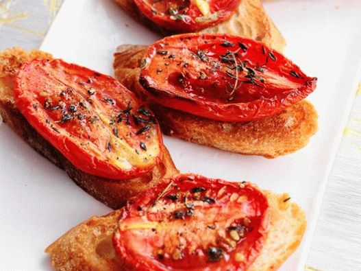 Foto de Crostini com tomate seco e tomilho