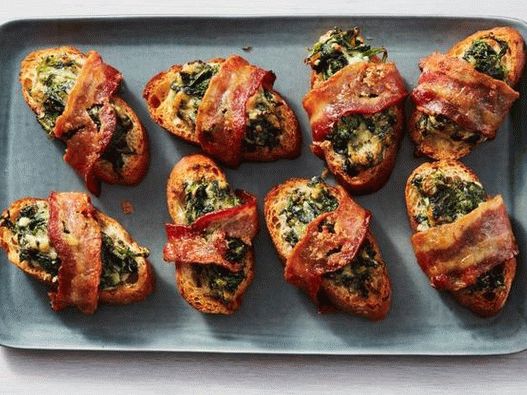 Foto de espinafre crostini embrulhado em bacon