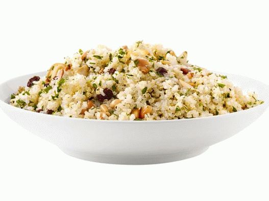 Foto de cereal de quinoa com alho, pinhões e passas