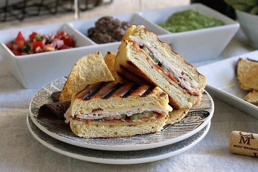 Foto de um sanduíche grelhado cubano
