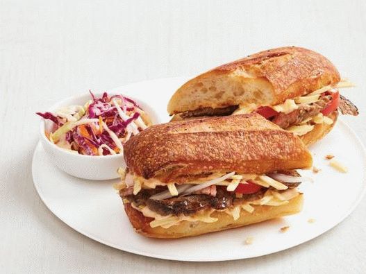 Foto de um sanduíche cubano com palhas de carne e batata