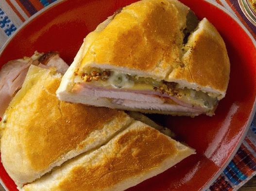 Foto de um sanduíche cubano com pasta Moyo