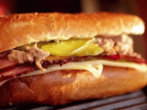 Foto de um sanduíche de carne de porco cubana em uma marinada de Moyo