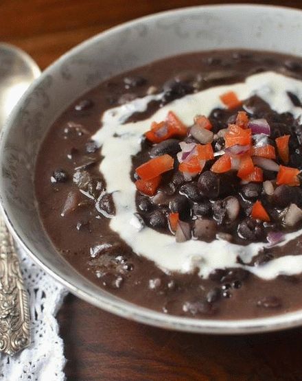 Foto sopa de feijão preto cubana