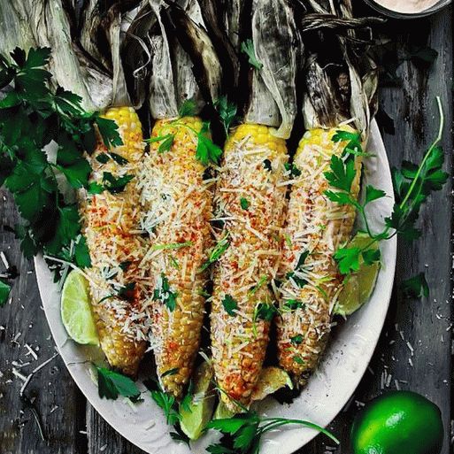 Foto de milho grelhado com molho de pesto de coentro