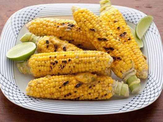 Foto de espiga de milho com pimentas jalapeno e limão