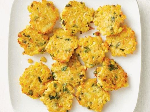 Foto Bolinhos de milho com parmesão e manjericão