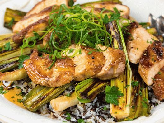 Foto frango frito em uma panela com alho-poró, pilau de limão e salada de jardim