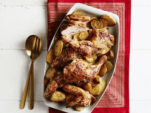 Foto frango assado com laranjas, batatas e cardamomo