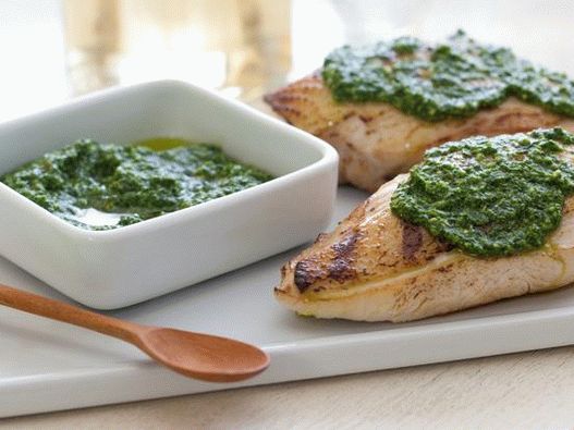 Foto frango grelhado em uma panela com espinafre e pesto de pinhões