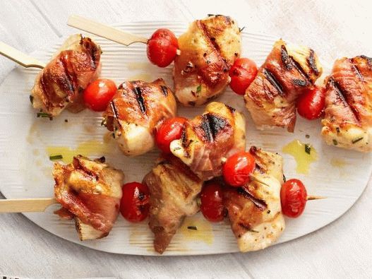 Foto frango grelhado com bacon no espeto
