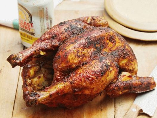 Foto frango em uma jarra com molho de churrasco de cola