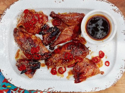 Foto frango em uma jarra com uma cobertura de Coca-Cola com molho de soja e alho
