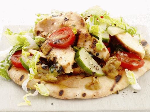 Salada em uma tortilla com peito de frango frito