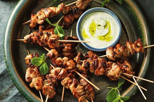 Kebab de frango no forno em marinada de melaço picante
