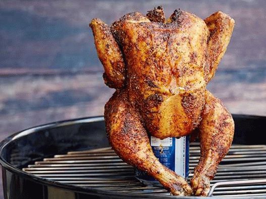 Frango grelhado em uma lata de cerveja