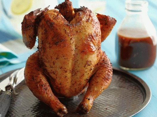 Frango em uma jarra com molho barbecue de cola