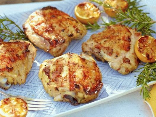 Coxas de frango em marinado grelhado de limão