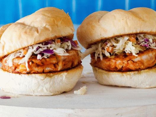Hambúrgueres de frango com salada de repolho e molho barbecue