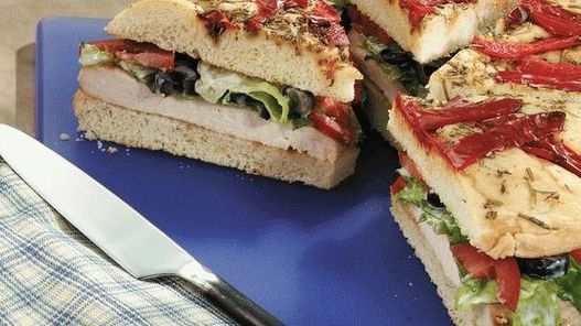 Focaccia sanduíche de tortilla com frango em conserva e propagação de espinafre e alcachofra