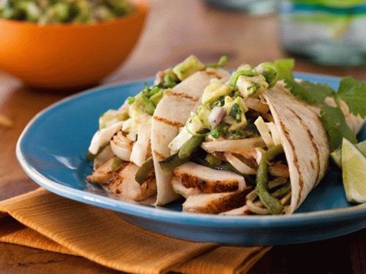 Tacos com frango grelhado, pimentão, cebola com salada de repolho